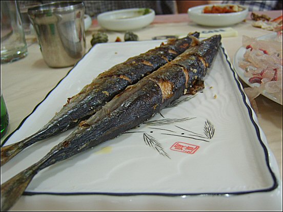 구운 꽁치를 간장에 찍어먹는 맛도 그만이다 